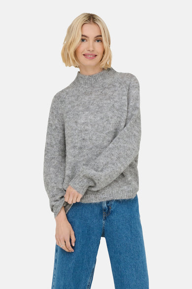 Grijze coltrui van JDY, met lange mouwen, gecombineerd met blauwe jeans.