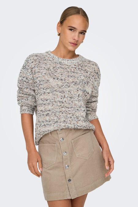Witte trui met ronde hals van ONLY®, met gemêleerd patroon en korte mouwen, gedragen met een kaki corduroy rok.
