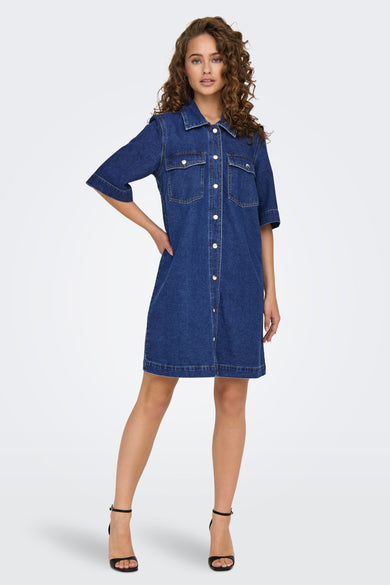 Donkerblauw denim kleedje met korte mouwen van ONLY, met knoopsluiting en opgestikte zakken.