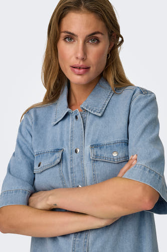 Lichtblauw denim kleedje met korte mouwen van ONLY, met borstzakken en zilveren knopen.

