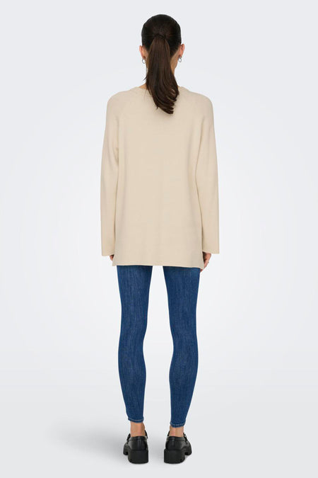 T-shirt écru avec col rond de ONLY, porté avec un jeans foncé et des chaussures noires, dos.