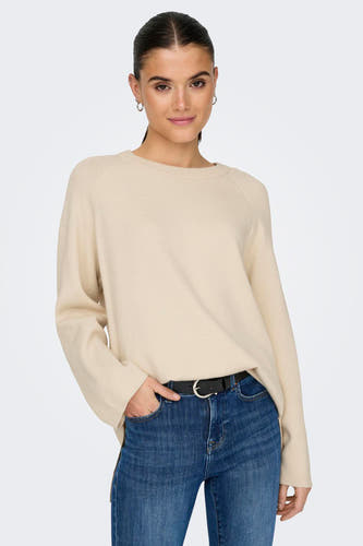 T-shirt écru avec col rond de ONLY, porté avec des jeans et une ceinture noire.