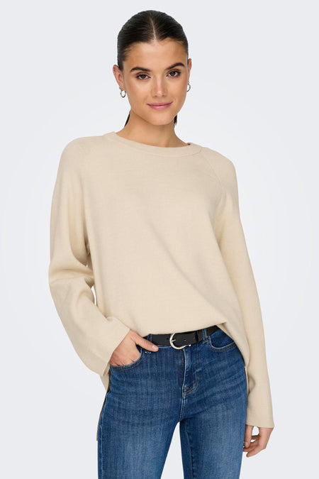 T-shirt écru avec col rond de ONLY, porté avec des jeans et une ceinture noire.