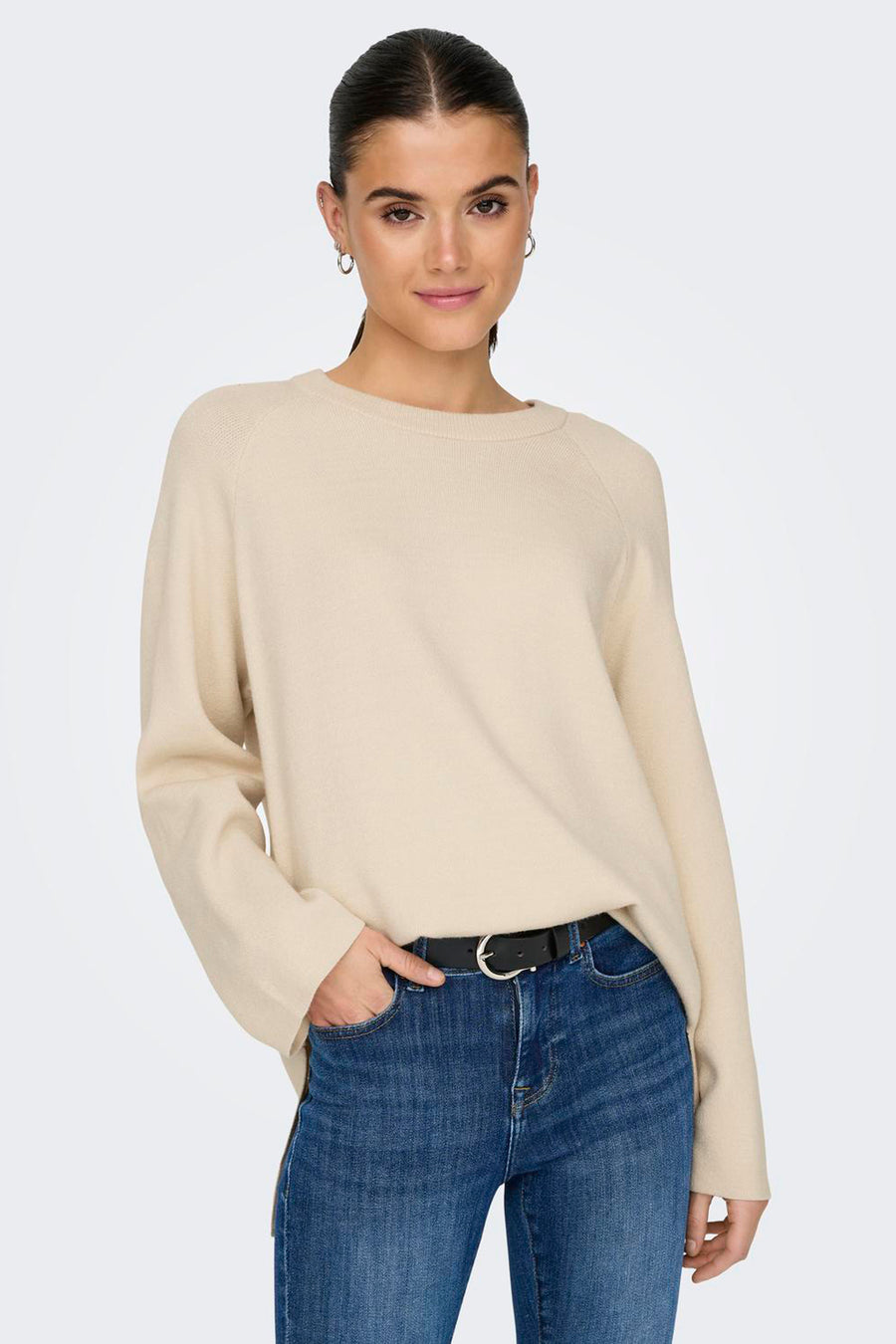 T-shirt écru avec col rond de ONLY, porté avec des jeans et une ceinture noire.