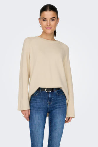 T-shirt écru avec col rond de ONLY, porté avec une ceinture noire et des jeans bleus.