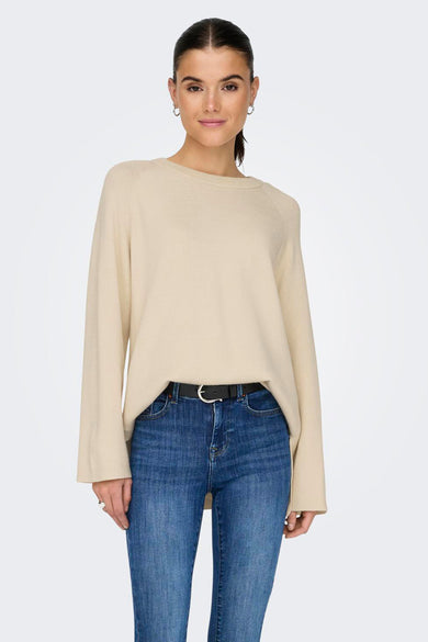 T-shirt écru avec col rond de ONLY, porté avec une ceinture noire et des jeans bleus.