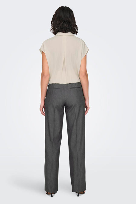 Pantalon gris de ONLY, vu de l'ar avec un t t en et et et et et...