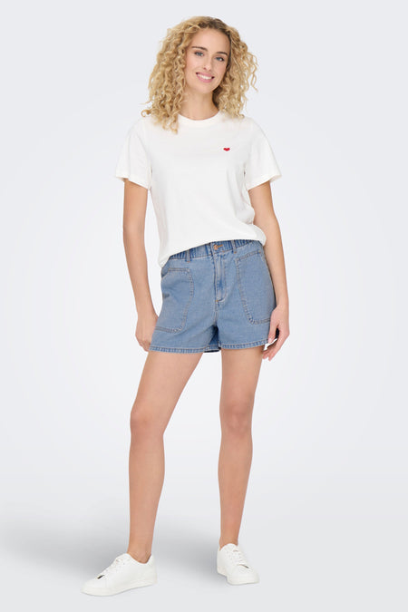 Lichtblauwe denim short van JDY, met elastische tailleband en opgestikte zakken.