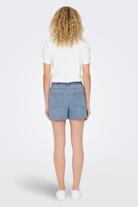 Lichtblauwe denim short van JDY, met een elastische tailleband, gezien van achteren.
