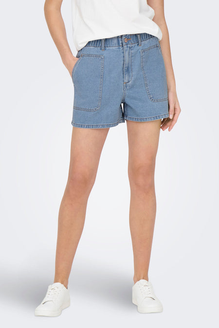 Lichtblauwe denim short van JDY, met opgestikte zakken en elastische tailleband.
