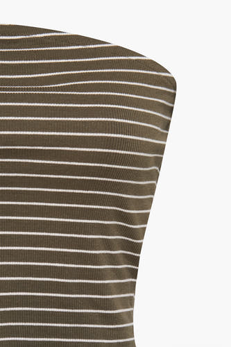 Groene mouwloze top van ONLY, met horizontale witte strepen en ribstof textuur, cropped.
