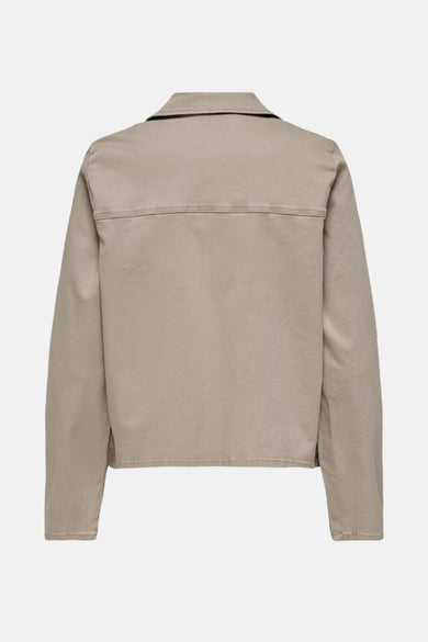 Beige overhemd met lange mouwen van ONLY, gezien vanaf de achterkant, met een rechte pasvorm.