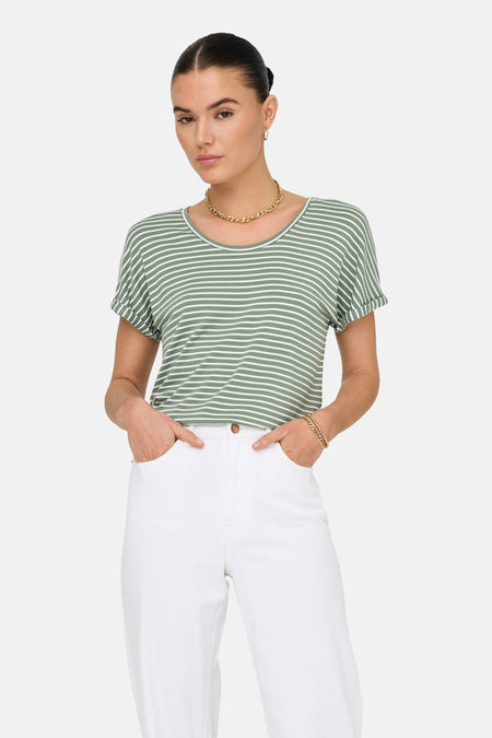 Groen gestreept T-shirt met korte mouwen van JDY, met opgerolde mouwen en gouden sieraden.