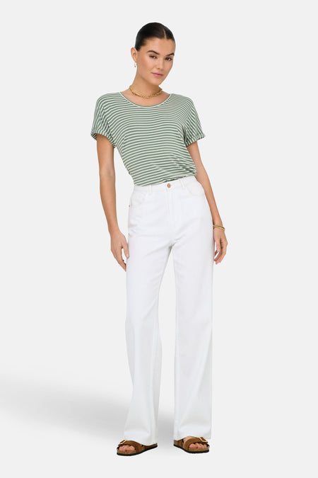 Groene T-shirt met korte mouwen van JDY, met witte strepen en gedragen met een gouden ketting en witte jeans.