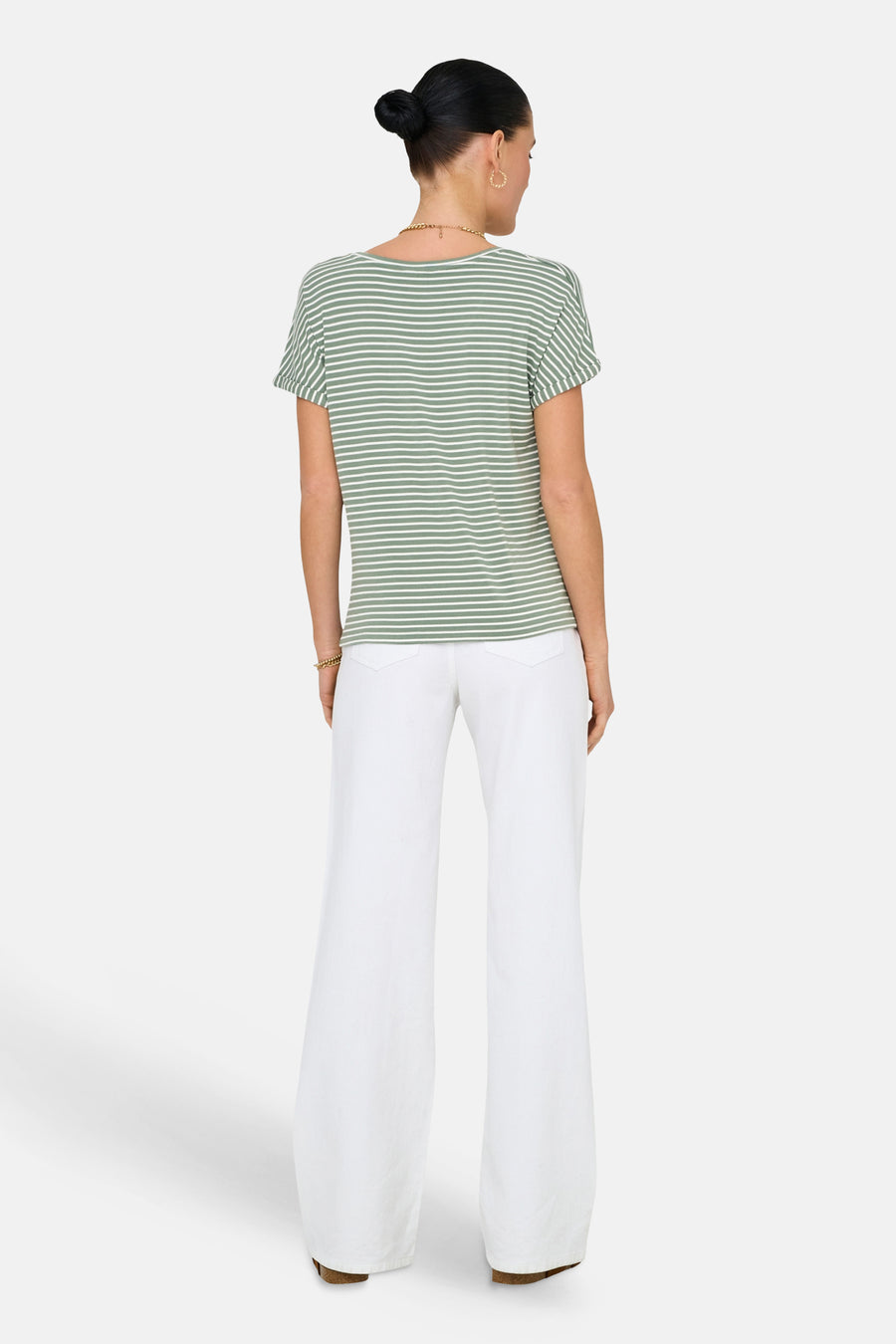 T-shirt à manches courtes rayé vert de JDY, vu de dos sur un mannequin portant un pantalon blanc.