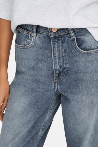 Blauw denim jeans wide van ONLY met vijf zakken en een knoopsluiting.
