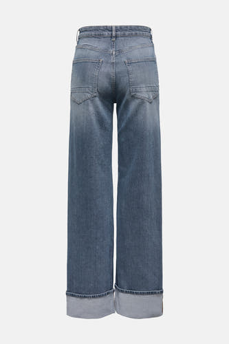 Middenblauwe wijde jeans van ONLY, met omslag onderaan de broekspijpen, achterkant.
