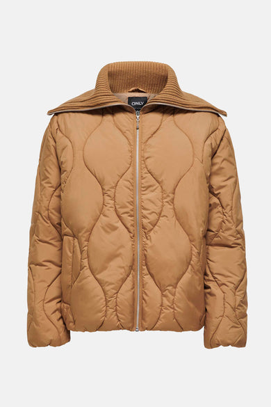 Beige gewatteerde jas van ONLY, met een brede geribbelde kraag en een zilverkleurige ritssluiting.