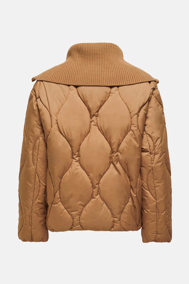 Beige jas van ONLY, met een gewatteerd ruitpatroon en brede ribgebreide kraag.

