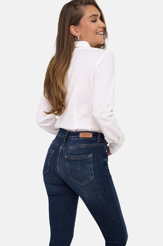 Skinny jeans van donkerblauw denim van ONLY, met een witte blouse