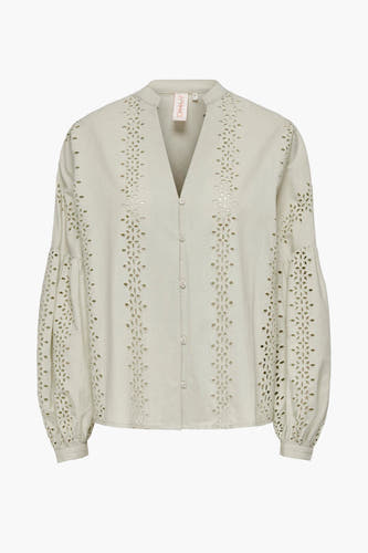 Ecru blouse met lange mouwen van ONLY, met kanten details en knoopsluiting.
