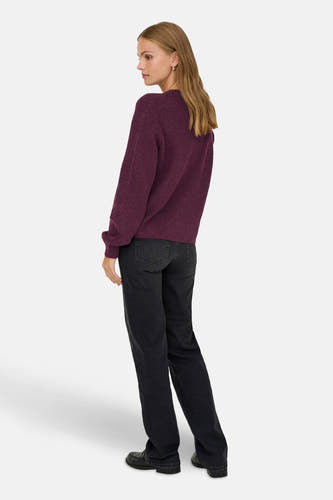 Paarse cardigan van JDY, gezien van achteren, met lange mouwen, gecombineerd met zwarte jeans en schoenen.
