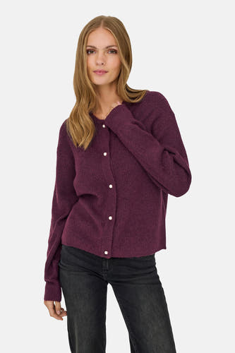 Paarse cardigan van JDY, met lange mouwen en parelmoeren knopen, gedragen met een zwarte jeans.
