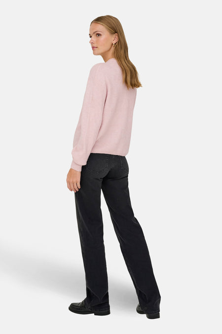 Roze cardigan van JDY, met lange mouwen, gedragen met zwarte jeans en schoenen.