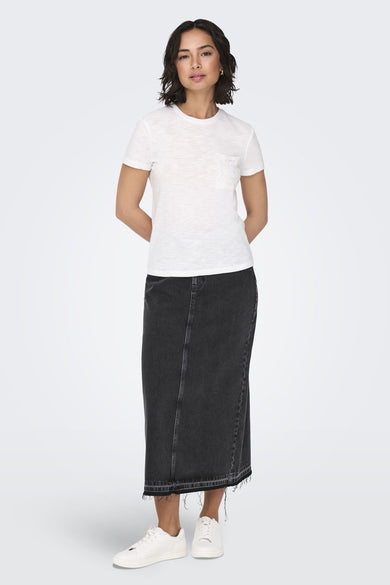 Lange zwarte denim rok van ONLY®, met een gerafelde zoom en witte sneakers.
