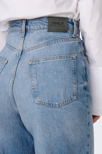 Jean en denim bleu moyen de ONLY, avec des poches arrière et une étiquette en cuir sur la ceinture.