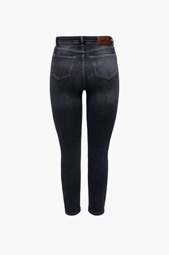 Jean mom noir de ONLY, avec des poches arrière visibles et une étiquette en cuir.