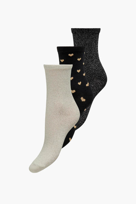 Chaussettes noires d'ONLY, avec un motif de cœurs et des chaussettes pailletées.