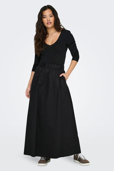 Zwarte lange rok van ONLY, met elastische tailleband en steekzakken.

