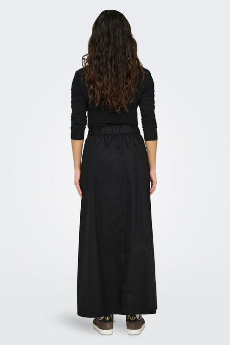 Zwarte lange rok van ONLY, met elastische tailleband en een split aan de achterkant.
