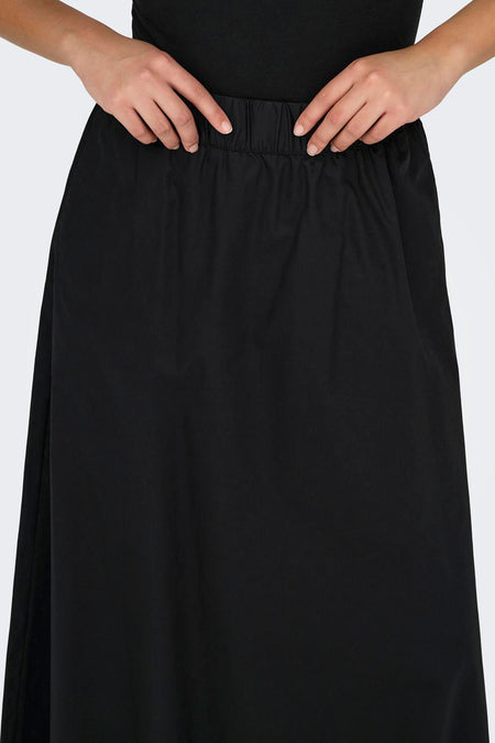 Zwarte lange rok van ONLY, met elastische tailleband en gladde textuur.
