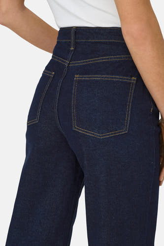 Jean bleu foncé large d'ONLY, avec des broderies jaunes et des poches arrière, vue de dos.