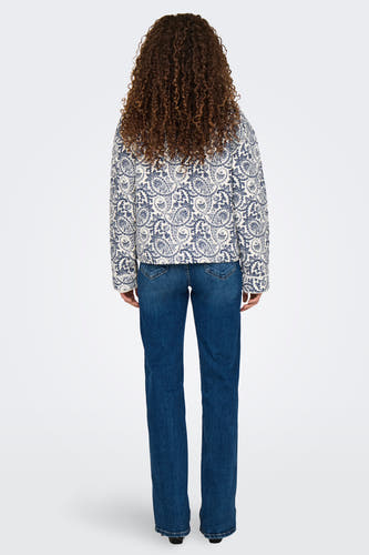 Veste courte bleue de ONLY, à motif cachemire, combinée avec un jean foncé.