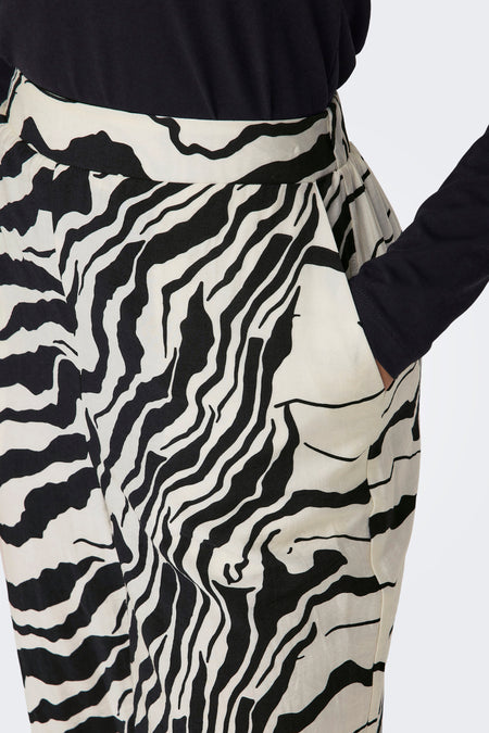Witte broek met zebraprint van ONLY, met steekzak en een zwarte top.
