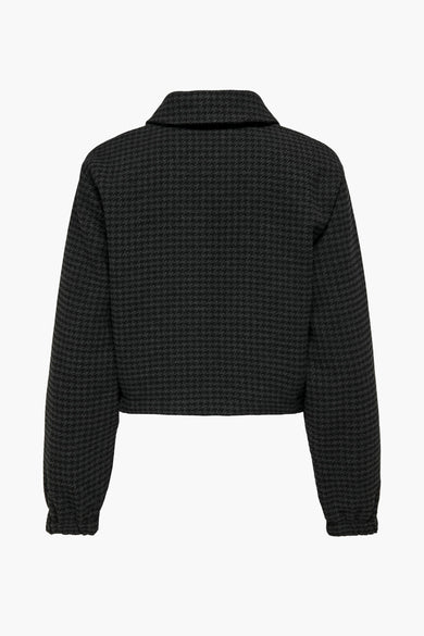 Zwarte korte jas van ONLY, met een houndstooth patroon en lange mouwen.