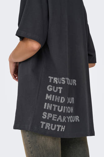 T-shirt gris à manches courtes de ONLY, avec des lettres en strass sur le dos.