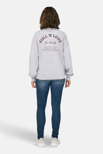 Grijze sweater van ONLY® met ronde hals en lange mouwen, met een print op de rug.