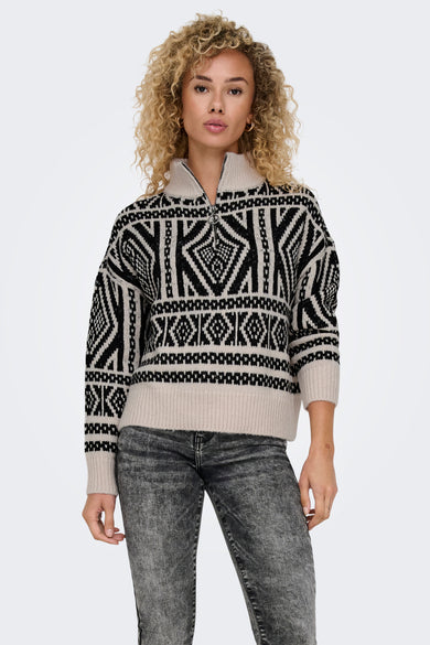 Tunique écru avec col montant de ONLY, dotée d'un motif azteque noir et blanc, associée à des jeans gris et des bottes noires.