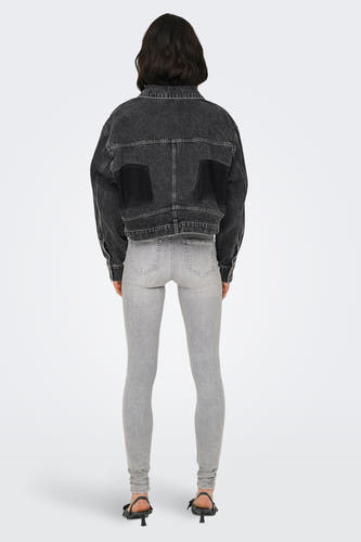 Donkergrijze jeansjas van ONLY, met denim textuur en patchwork details op de rug.