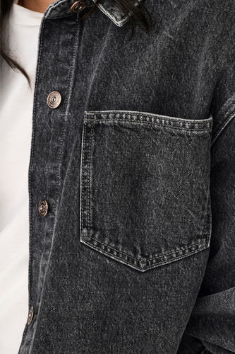 Donkergrijze jeansjas van ONLY, met een borstzak en knoopsluiting.