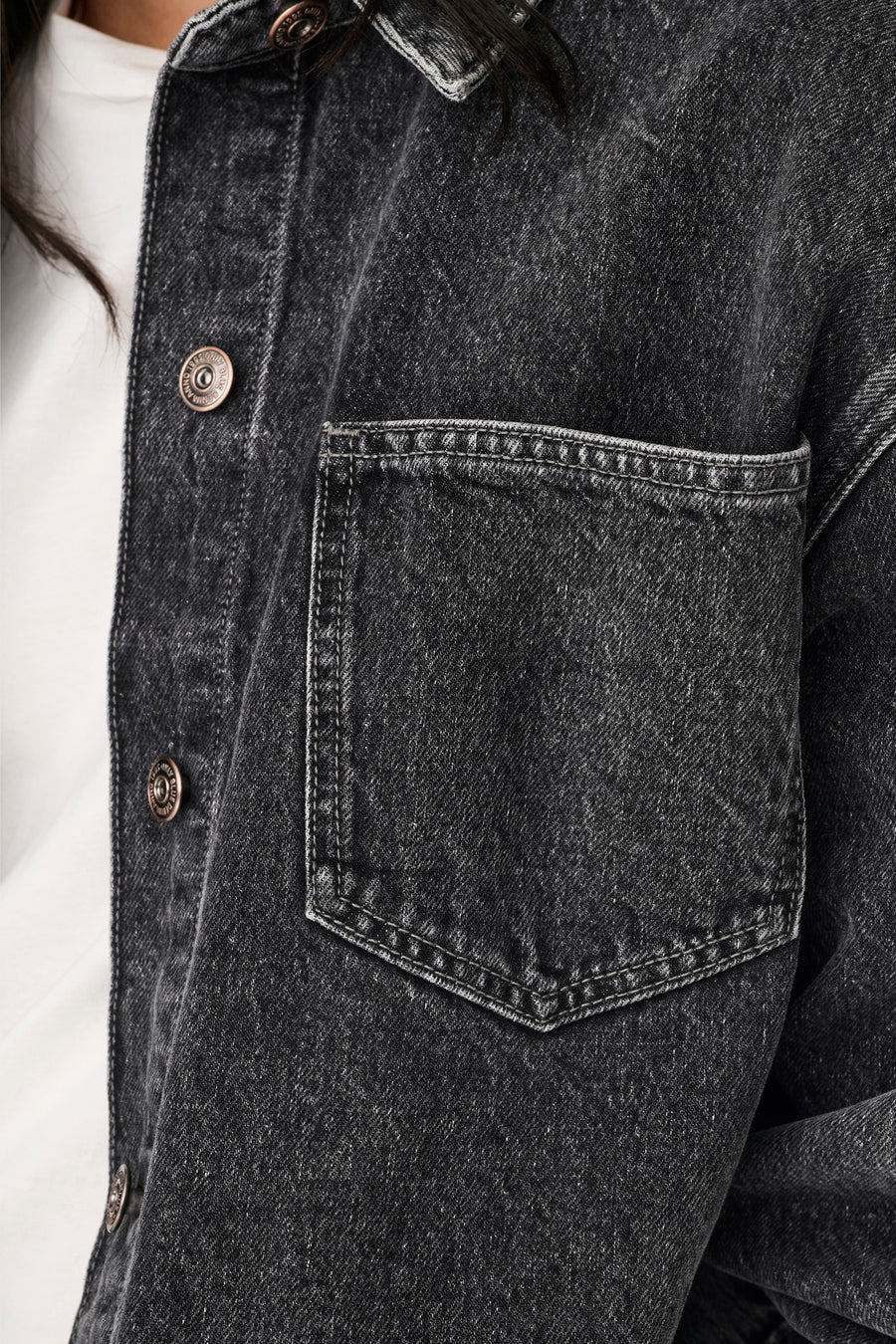 Donkergrijze jeansjas van ONLY, met een borstzak en knoopsluiting.