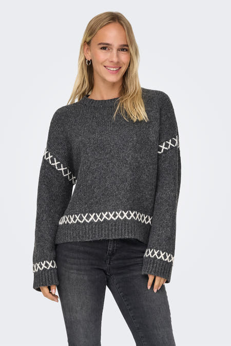 Grijze trui met ronde hals van ONLY, met witte kruissteek details en een casual pasvorm.