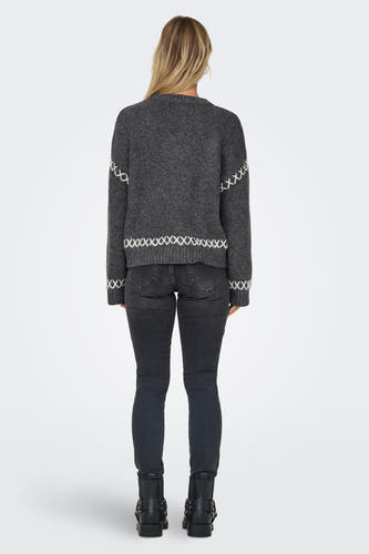 Grijze trui met ronde hals van ONLY, met kruissteekdetails op de mouwen en zoom, gedragen met een zwarte jeans en laarzen.
