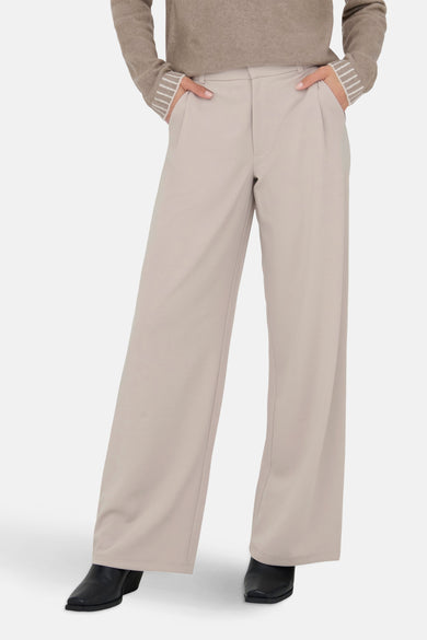 Ecru broek van JDY, met wijde pijpen en een beige trui met witte strepen.
