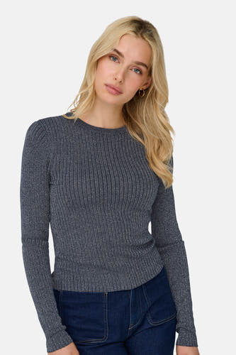 T-shirt bleu avec col rond de JDY, porté avec des jeans bleus marine et des boucles d'oreilles dorées.