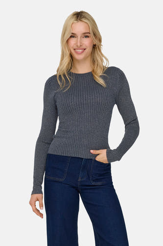 T-shirt bleu à rayures de JDY avec col rond, associé à des jeans bleus marine à poches.